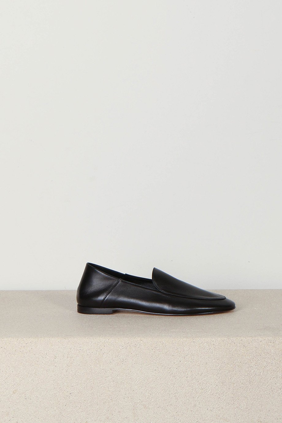 Shop Dear Frances - Loafers - Gio Leather - Black - BYLOTTE