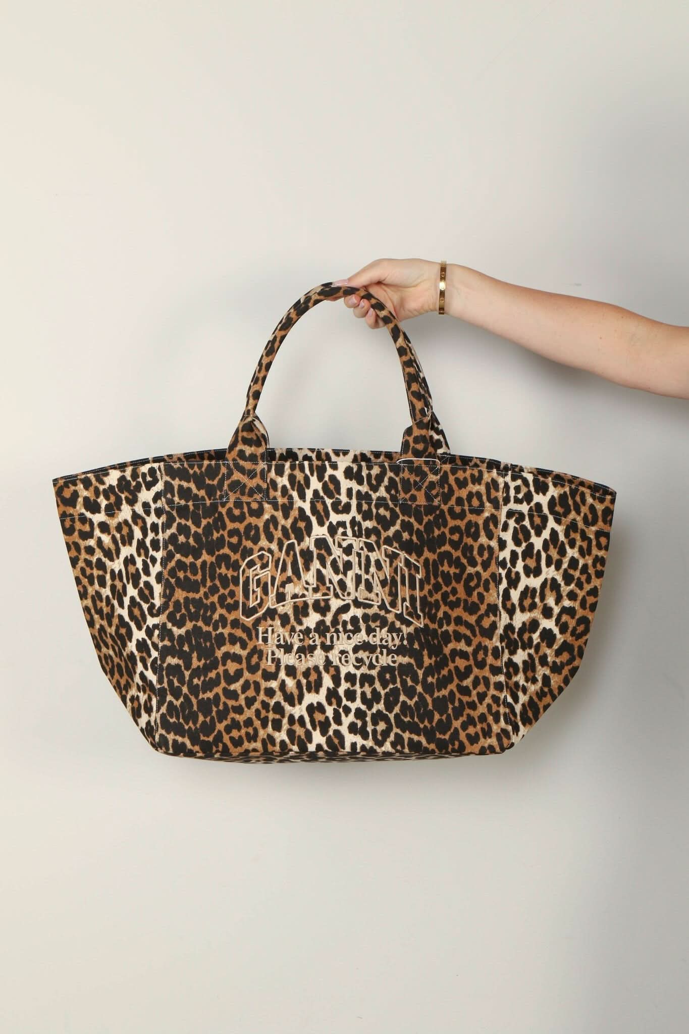 Ganni Leopard Day Bag Shop Ganni Tas A5822 Shopper XXL Leopard BYLOTTE