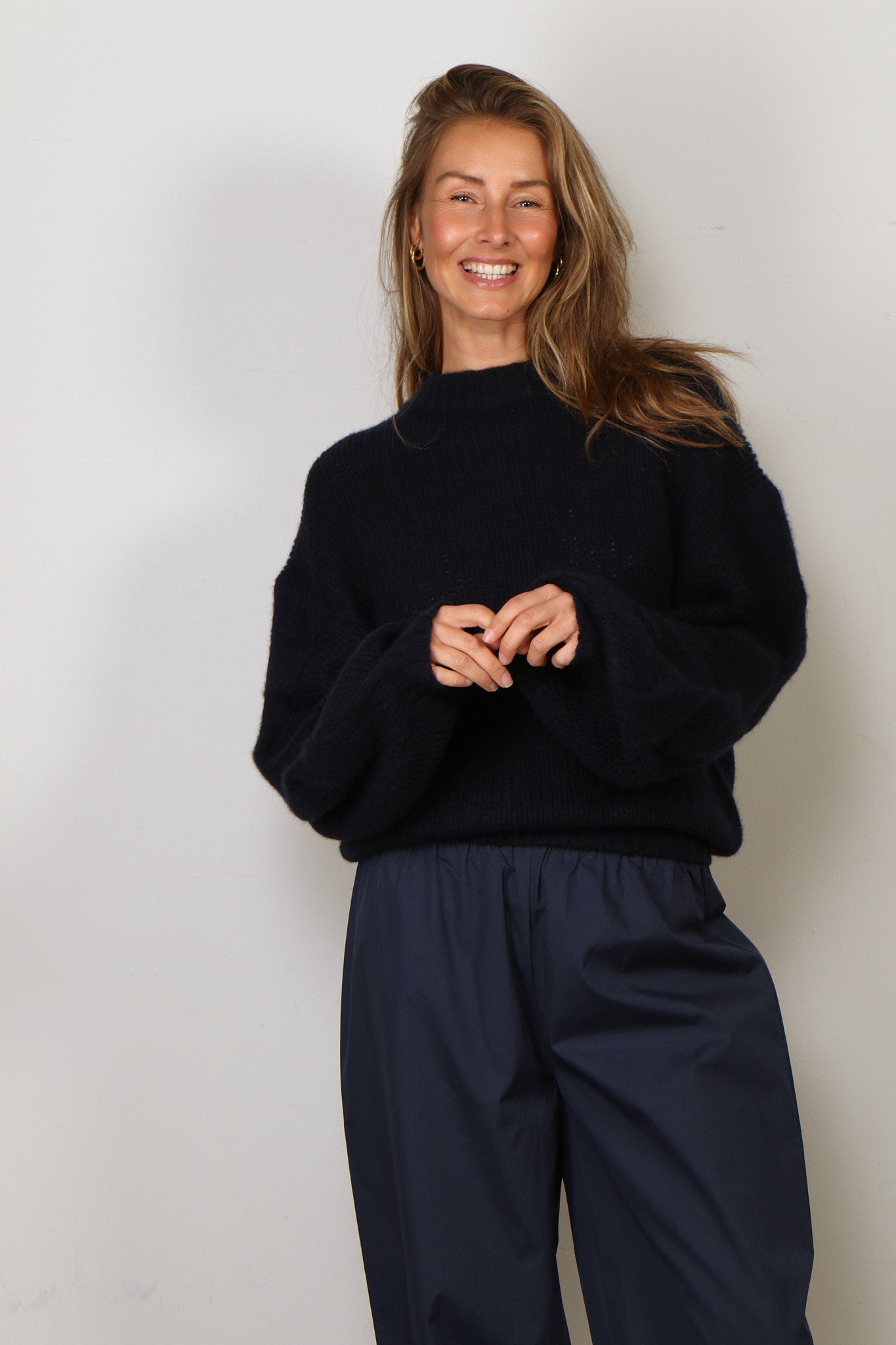 Shop Extreme Cashmere - trui - 53 crew hop - navy - BYLOTTE Shop Extreme Cashmere - trui - 53 crew hop - navy - BYLOTTE